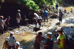Fotografía de jornada de limpieza en el río Cauta, Metalío, Acajutla. ASPROFEMA y ASPRODE con apoyo de UICN.
