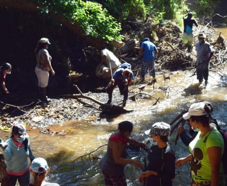 Fotografía de jornada de limpieza en el río Cauta, Metalío, Acajutla. ASPROFEMA y ASPRODE con apoyo de UICN.