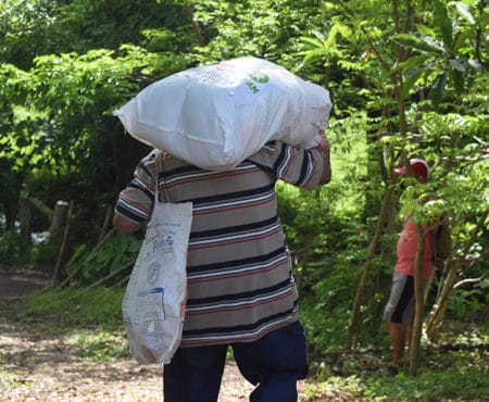 Fotografía de entrega de ayuda alimentaria en Guaymango durante emergencia por COVID-19 - ASPRODE con apoyo de OXFAM.